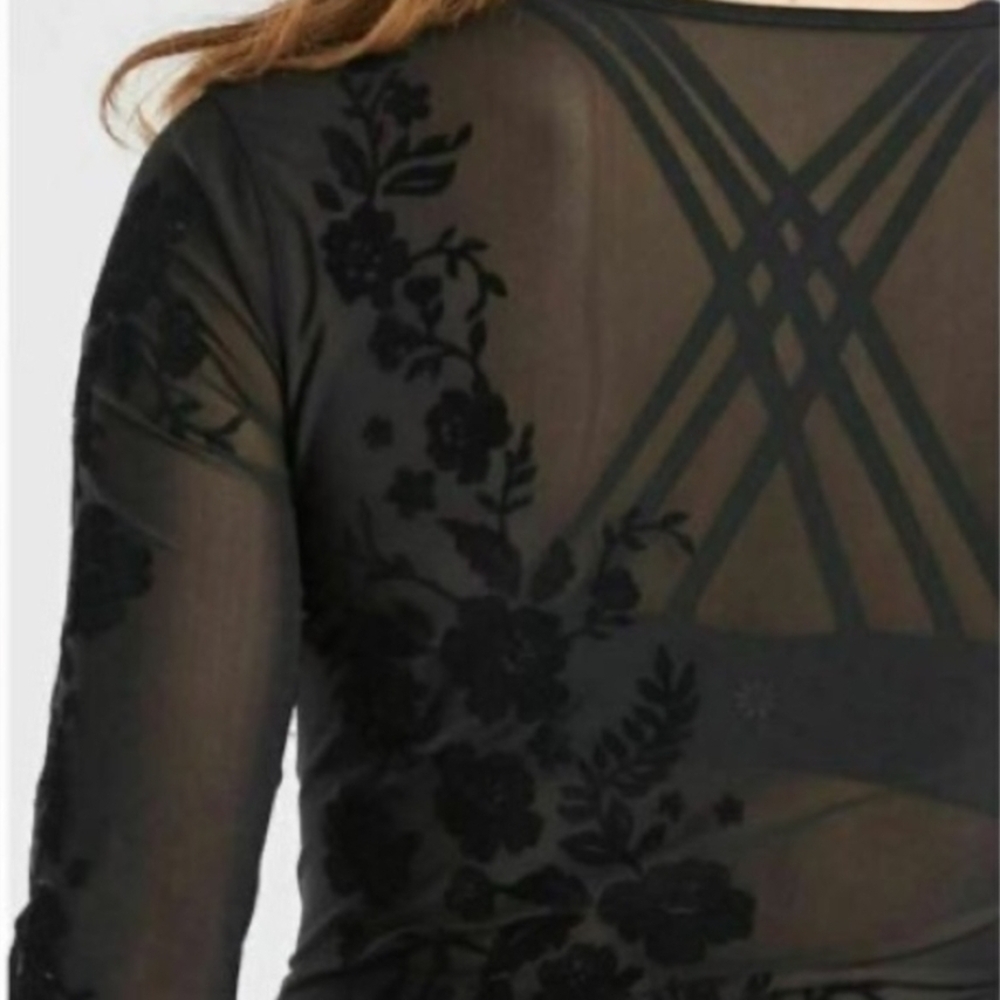 Athleta Velvet Rose Black and Gray Graphic Crop Blouse - Picture 3 of 4